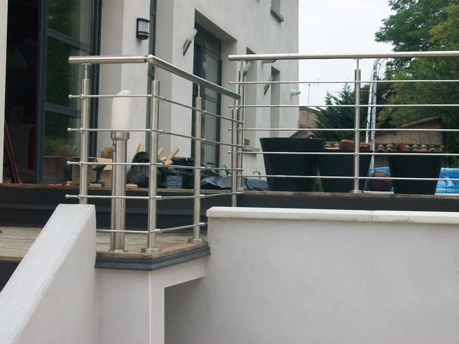 garde-corps inox qui entoure une terrasse